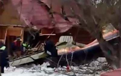 В Подмосковье самолет упал на дачный участок: есть погибшие