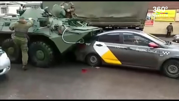 Жесткий "поцелуй": в России военные раздавили сразу несколько машин. ВИДЕО