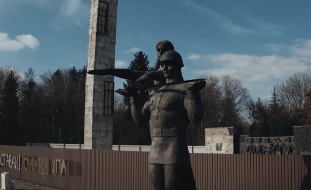 Попытка номер три: во Львове ночью снесли 30-метровый символ СССР. ФОТО, ВИДЕО