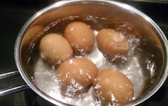 Когда варишь яйца, надо обязательно добавить в воду щепотку соды