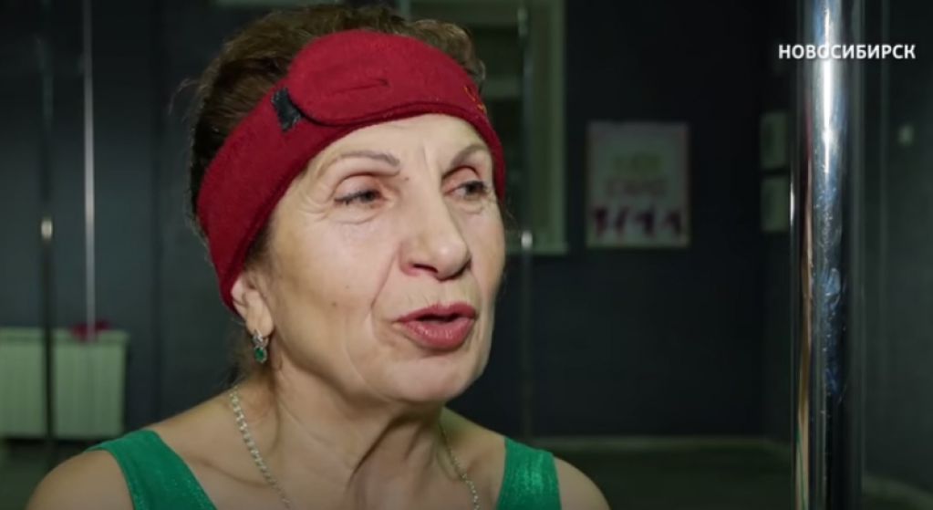 Попробуйте повторить: 65-летняя уборщица лихо танцует на пилоне. ВИДЕО