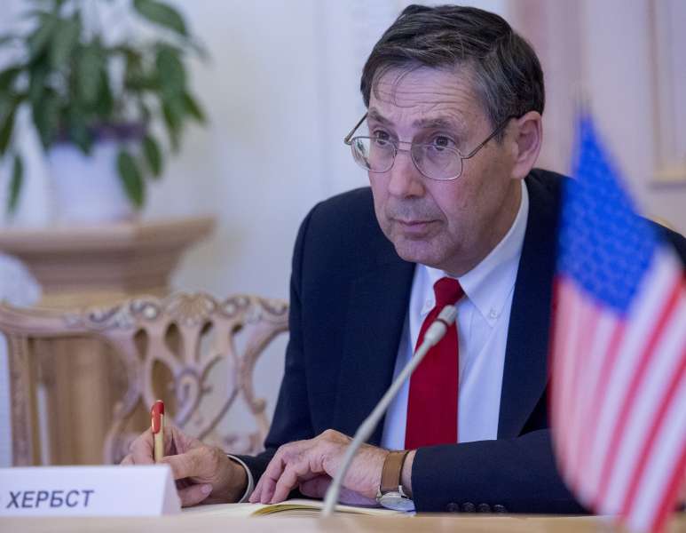 Экс-посол США: Украину ждет крах, если люди проголосуют не правильно 