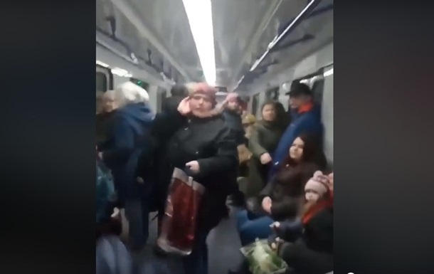 Попрошайка спровоцировал драку в метро Харькова. ВИДЕО