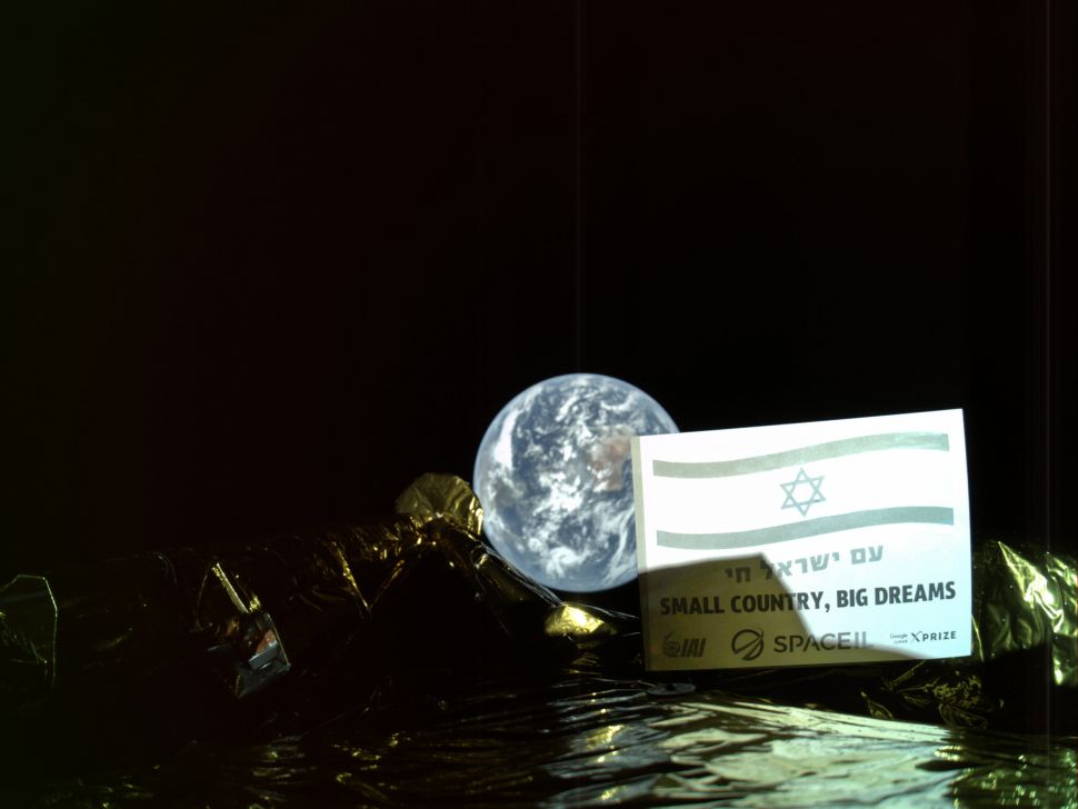 Израильский луноход отдалился от Земли на 37 600 км и прислал первое селфи. ФОТО