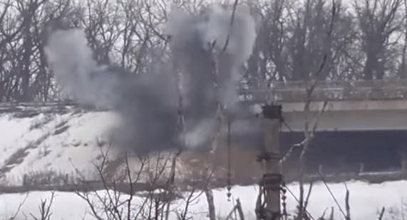 Украинские военные уничтожили позицию боевиков под мостом у Ясиноватой. ВИДЕО