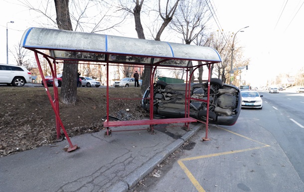 В Киеве в результате ДТП автомобиль врезался в остановку