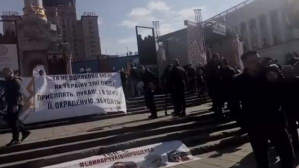 В центре Киева разгневанная толпа двинулась к Администрации президента