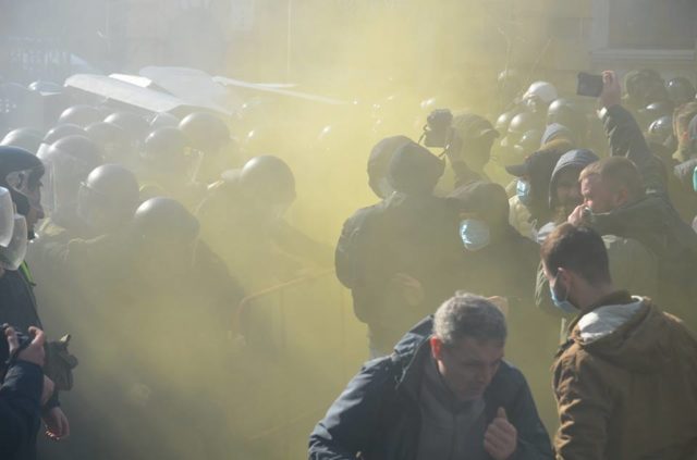 Гремят взрывы, все в дыму: в Киеве штурмуют Администрацию Президента