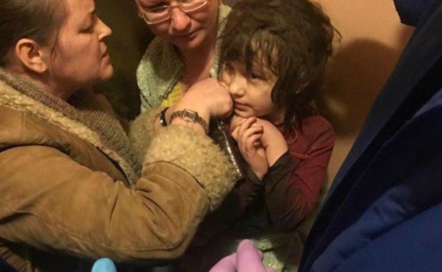 «Папа поехал в Украину»: в Москве в заброшенной квартире нашли ребенка-Маугли