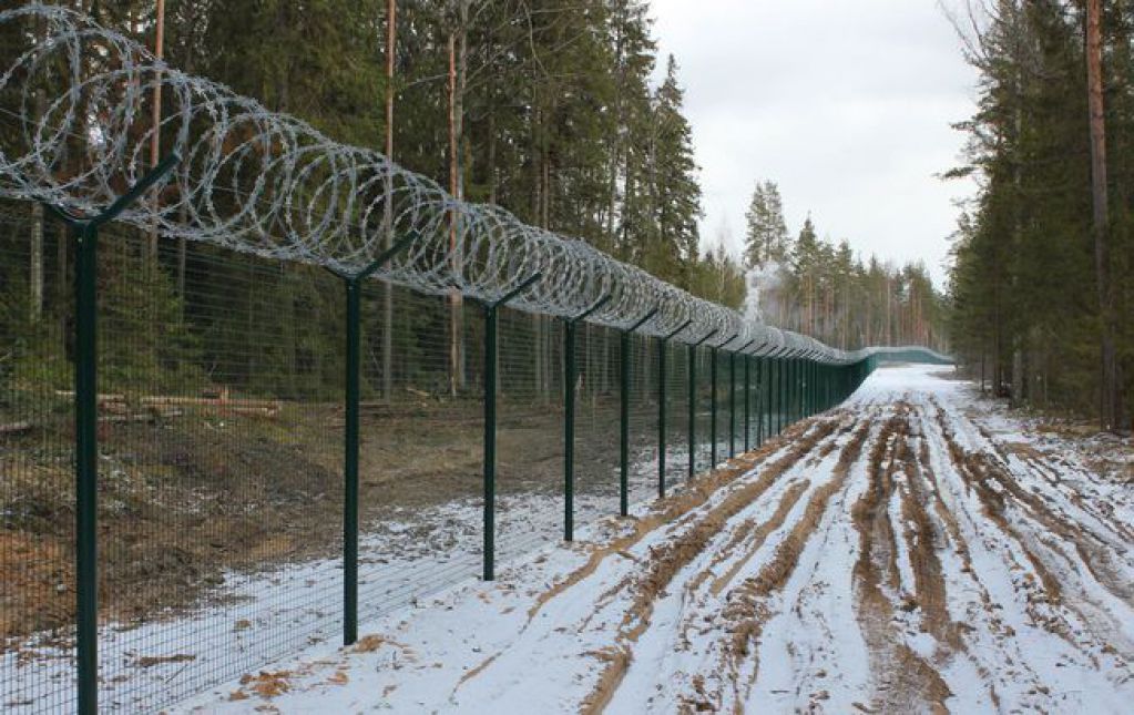 Латвия оградила себя от России забором с колючей проволокой