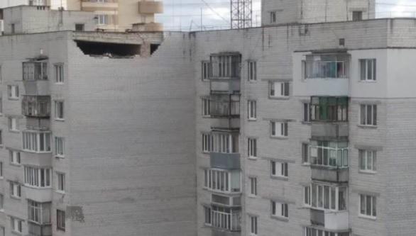 Под Киевом ветер снес часть стены многоэтажки. ВИДЕО