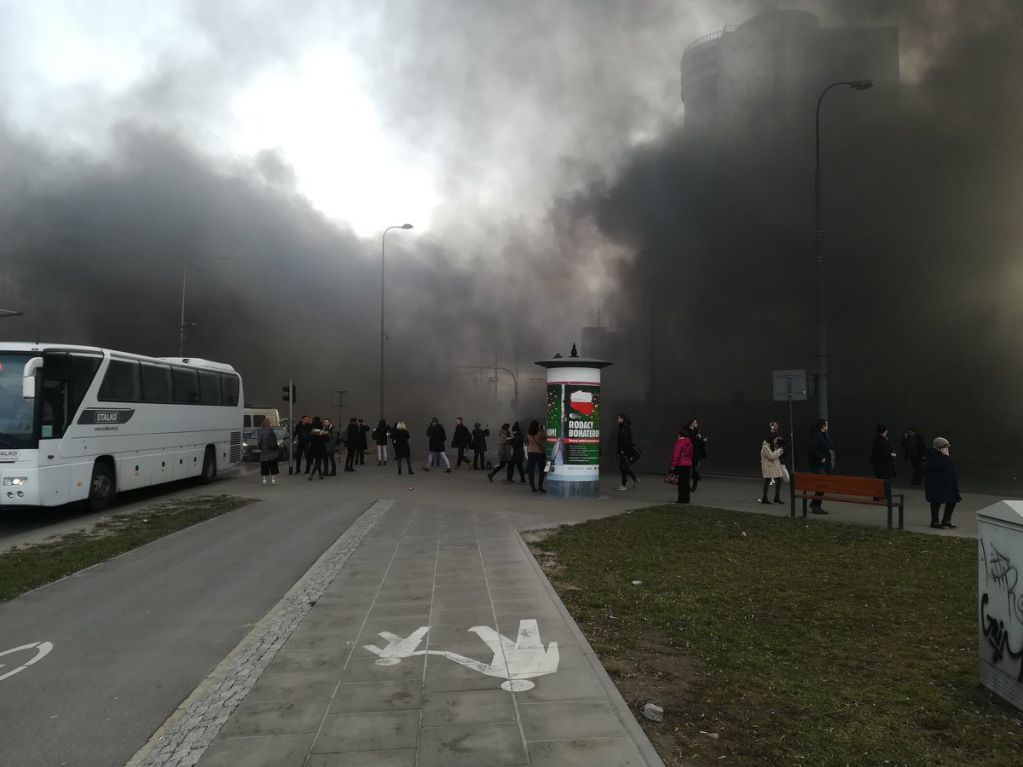 В Польше взбунтовались фермеры: на улицах разбросаны яблоки и горят шины 