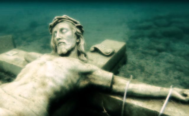 Это чудо: люди впервые увидели подводную статую Христа