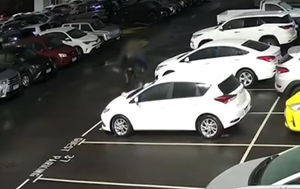Двое несовершеннолетних разбили на стоянке автосалона почти 40 новых машин