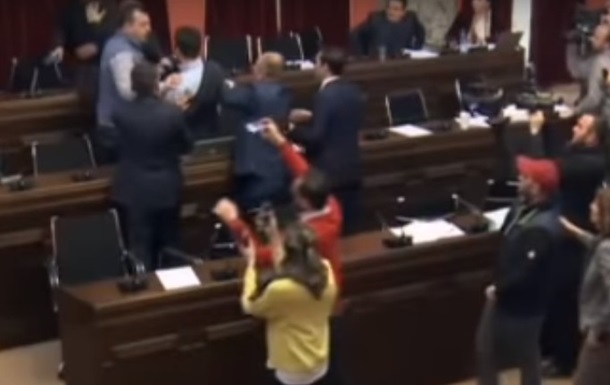 «Мордобой» в парламенте: депутаты подрались из-за судей