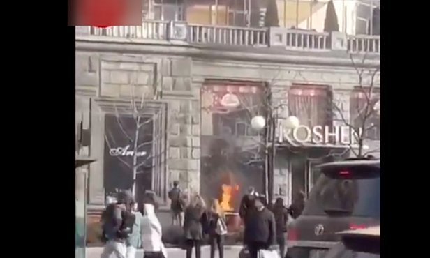 В Киеве подожгли еще один магазин Roshen. ВИДЕО