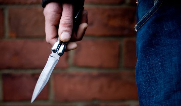 Пытался остановить драку: в Одессе мужчину пырнули ножом в живот