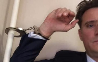 Адвокат в суде Киева устроил акцию протеста,  приковав себя наручниками к трубе
