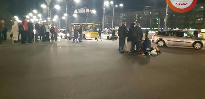 В Киеве маршрутка сбила людей: очевидцы избили водителя. ВИДЕО