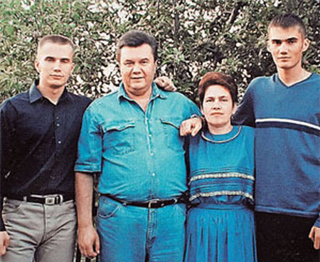 Людмилу Янукович видели на кладбище в Севастополе в годовщину смерти сына Виктора. ФОТО