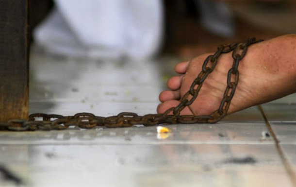 Житель Сумской области держал на цепи своего 30-летнего сына