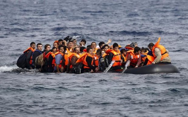Сотни людей в шаге от смерти: рядом с норвежским лайнером тонет еще один корабль