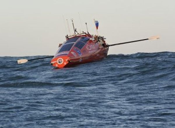 Конюхов пережил 12-бальный шторм на весельной лодке: страшное видео из океана