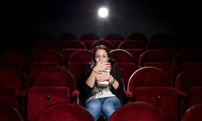 Одинокая девица придумала, как обойтись в кинотеатре без парня
