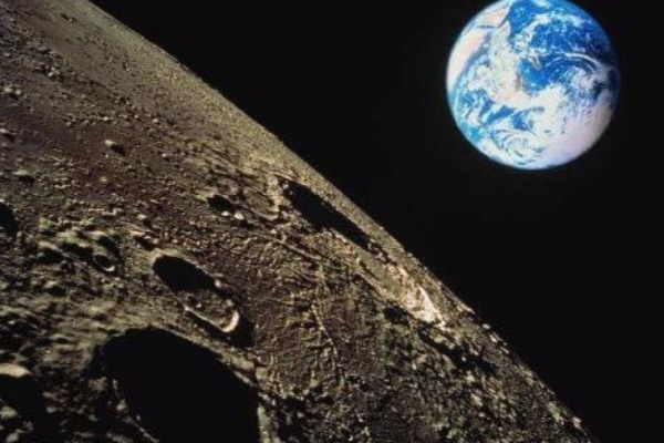 С Луны взлетел еще один неопознанный объект