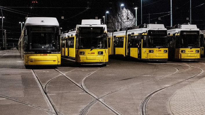 Метро, трамваи и большинство автобусов не ходят: транспортный коллапс в Берлине
