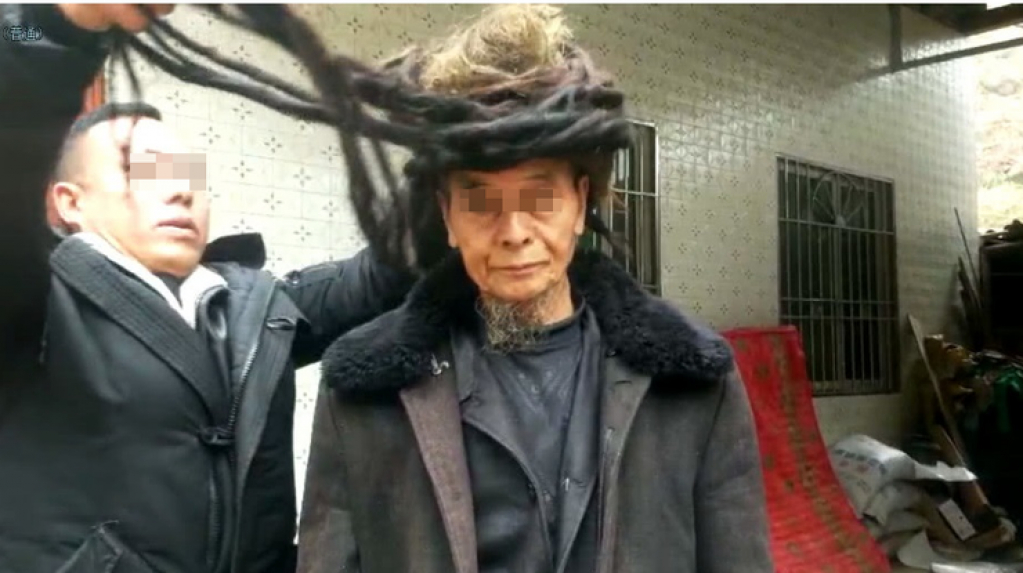 Мужчина отрастил пятиметровые волосы, не подстригаясь 54 года. ВИДЕО