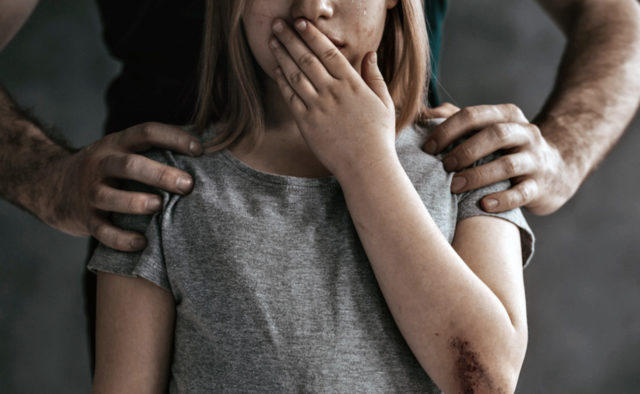 Тащил в подъезд, срывая одежду: в Кривом Роге насильник напал на девочку