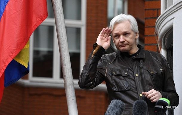 Основателя WikiLeaks Ассанжа выдали полиции Британии