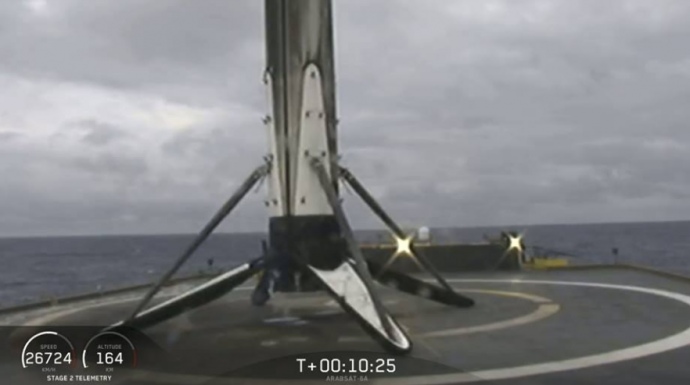 Без сучка и задоринки: SpaceX вывела в космос Falcon Heavy со спутником на борту. ВИДЕО