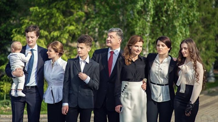 Стали известны имена, под которыми семья Порошенко скрытно выезжает из Украины