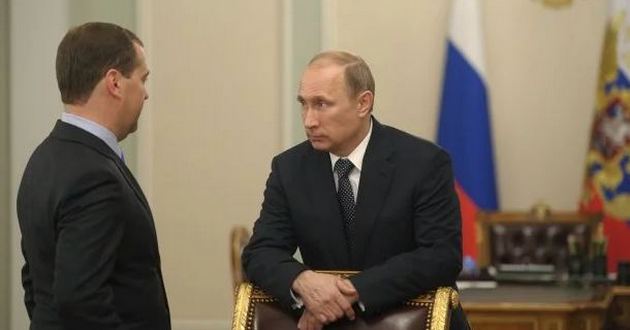 Синхронизировались: двойников Путина и Медведева застали в странной позе, фото