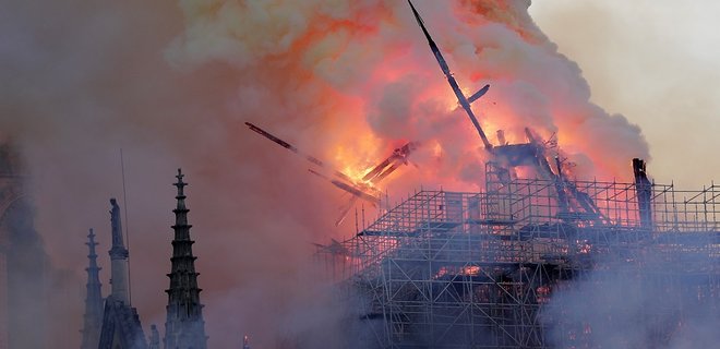 Вся конструкция Собора Парижской Богоматери сгорела