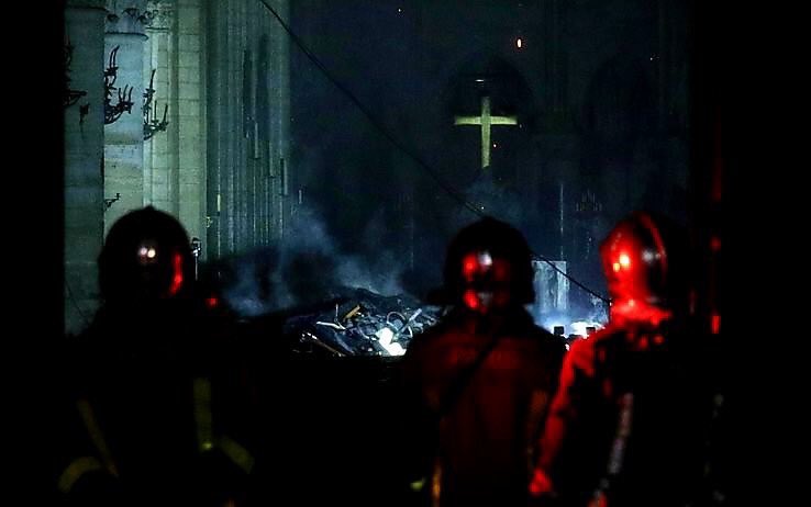 Божья благодать: во Франции увидели символизм в пожаре в Нотр-Даме. ФОТО, ВИДЕО
