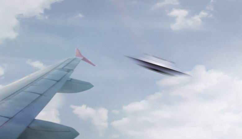 Из иллюминатора самолета удалось запечатлеть необычный НЛО. ВИДЕО