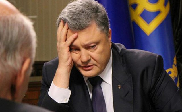 Политолог: Официантки и кассиры получили возможность отомстить Порошенко