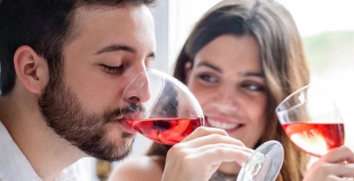 Сексолог назвала допустимые дозы алкоголя перед интимом