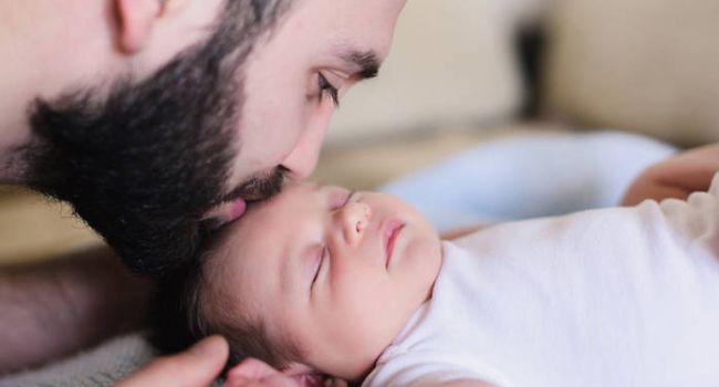 Ученые объяснили, как возраст отца может сказаться на здоровье ребёнка