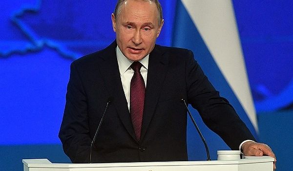 «Путина заклинило»: в сети обсуждают странную позу хозяина Кремля. ФОТО