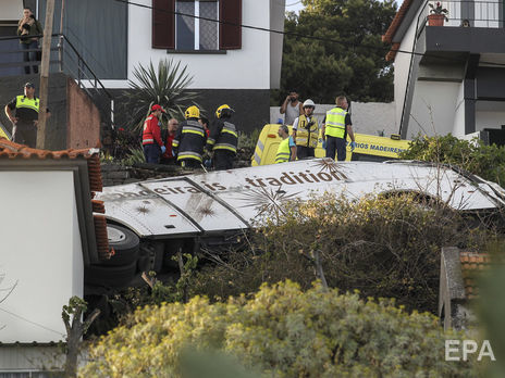 Туристический автобус съехал с шоссе, врезался в дом и перевернулся, 28 погибших