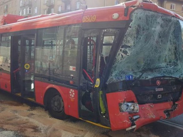 Автобус на полном ходу протаранил троллейбус: пострадали 13 человек