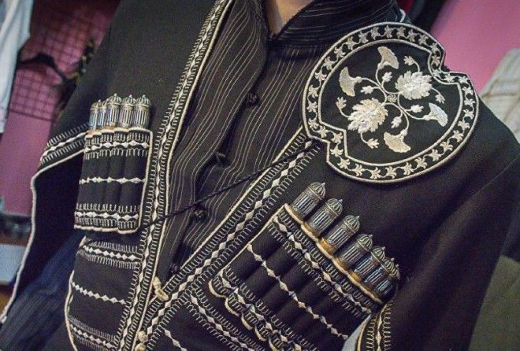 Зачем нужны особые кармашки на грузинских кафтанах