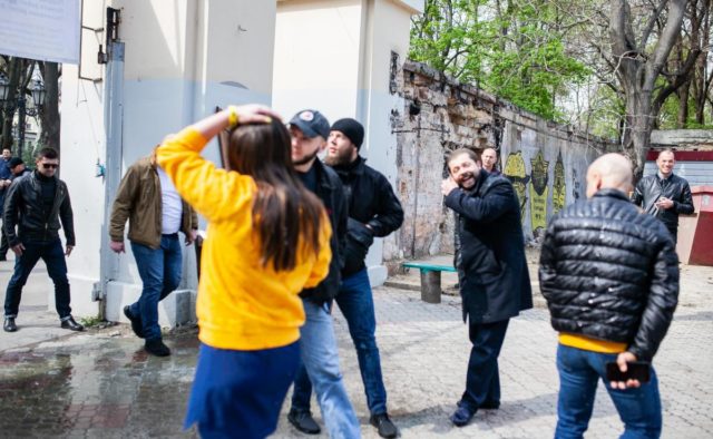 На голову украинского депутата вылили ведро нечистот. ФОТО