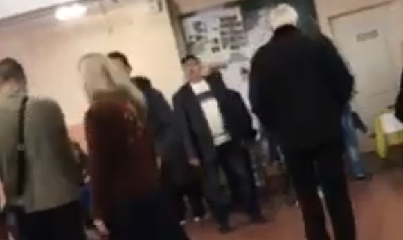 "Бомба!" В Никополе пьяный мужик устроил переполох на избирательном участке. ВИДЕО