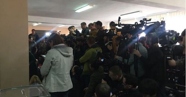 Как Зеленского атаковали на избирательном участке: пришлось звать охрану. ФОТО, ВИДЕО