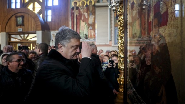 Перед голосованием Порошенко видели в церкви. ВИДЕО